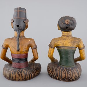 Two tall Indonesian cold-painted pottery figures of servants, 19th C. — photo 4