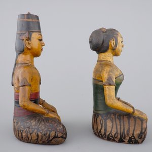Two tall Indonesian cold-painted pottery figures of servants, 19th C. — photo 5