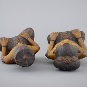 Two tall Indonesian cold-painted pottery figures of servants, 19th C. — photo 6