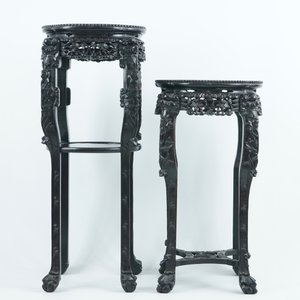 Two tall round Chinese carved wood stands with marble top, 19/20th C. — photo 5