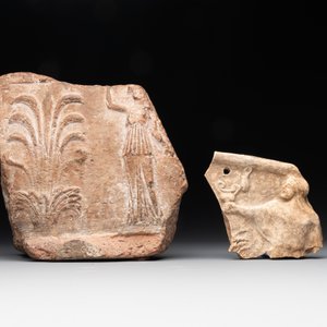 Two terracotta female figures and two fragments with figural design, Italy, 7/4th C. B.C. — photo 2