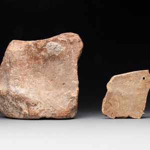 Two terracotta female figures and two fragments with figural design, Italy, 7/4th C. B.C. — photo 3