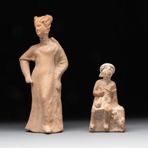 Two terracotta female figures and two fragments with figural design, Italy, 7/4th C. B.C. — photo 4