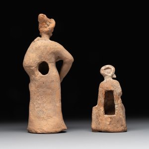 Two terracotta female figures and two fragments with figural design, Italy, 7/4th C. B.C. — photo 5