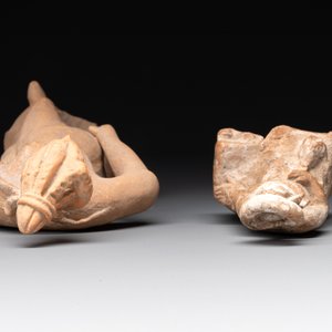 Two terracotta female figures and two fragments with figural design, Italy, 7/4th C. B.C. — photo 6