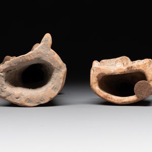 Two terracotta female figures and two fragments with figural design, Italy, 7/4th C. B.C. — photo 7