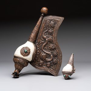 Two Tibetan brass and silver-mounted conch shell trumpets or 'Dung dkar', 19th C. — foto 1