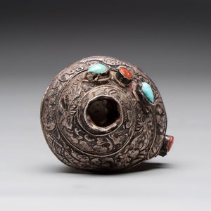 Two Tibetan brass and silver-mounted conch shell trumpets or 'Dung dkar', 19th C. — foto 12