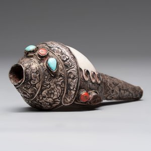 Two Tibetan brass and silver-mounted conch shell trumpets or 'Dung dkar', 19th C. — foto 14