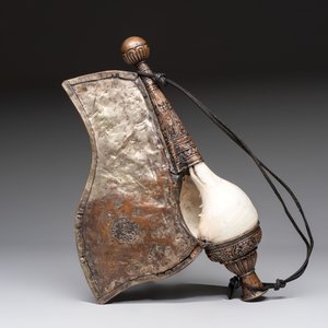 Two Tibetan brass and silver-mounted conch shell trumpets or 'Dung dkar', 19th C. — foto 3