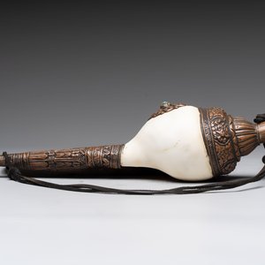 Two Tibetan brass and silver-mounted conch shell trumpets or 'Dung dkar', 19th C. — foto 4
