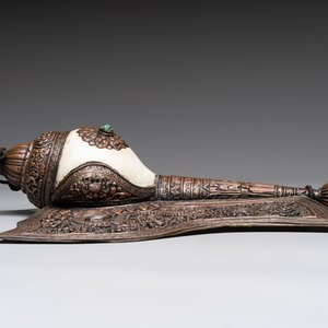 Two Tibetan brass and silver-mounted conch shell trumpets or 'Dung dkar', 19th C. — foto 5