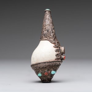 Two Tibetan brass and silver-mounted conch shell trumpets or 'Dung dkar', 19th C. — foto 8