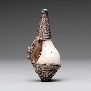 Two Tibetan brass and silver-mounted conch shell trumpets or 'Dung dkar', 19th C. — foto 10