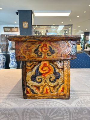 Two Tibetan polychromed wooden folding tables with dragon design, 19/20th C. — photo 12