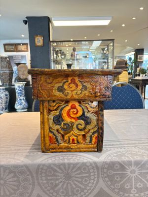 Two Tibetan polychromed wooden folding tables with dragon design, 19/20th C. — photo 14