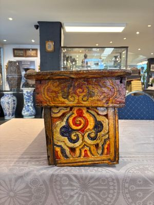 Two Tibetan polychromed wooden folding tables with dragon design, 19/20th C. — photo 2