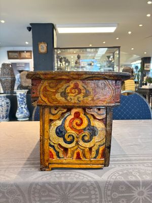 Two Tibetan polychromed wooden folding tables with dragon design, 19/20th C. — photo 4