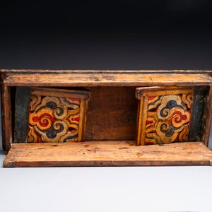 Two Tibetan polychromed wooden folding tables with dragon design, 19/20th C. — photo 16