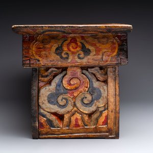 Two Tibetan polychromed wooden folding tables with dragon design, 19/20th C. — photo 3