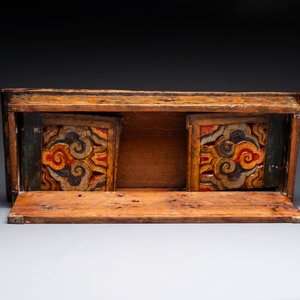 Two Tibetan polychromed wooden folding tables with dragon design, 19/20th C. — photo 9