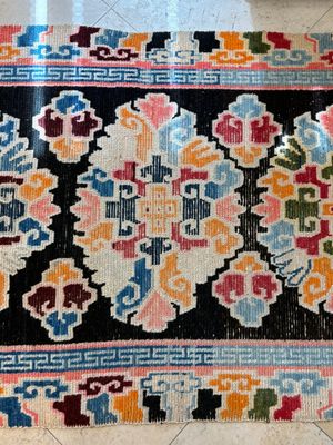 Two Tibetan woollen rugs with floral design, 19th C. — photo 10