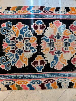 Two Tibetan woollen rugs with floral design, 19th C. — photo 11