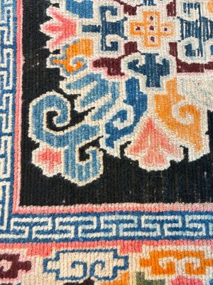 Two Tibetan woollen rugs with floral design, 19th C. — photo 13