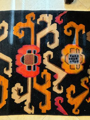 Two Tibetan woollen rugs with floral design, 19th C. — photo 3