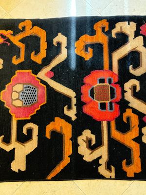 Two Tibetan woollen rugs with floral design, 19th C. — photo 4