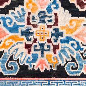 Two Tibetan woollen rugs with floral design, 19th C. — photo 5