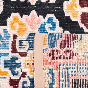 Two Tibetan woollen rugs with floral design, 19th C. — photo 6