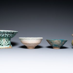 Two turquoise- and black-glazed dishes, three bowls, a jug and a small lion, Raqqa and Nishapur, Middle-East, 12/13th C. and later — photo 5