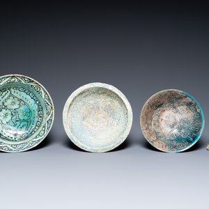 Two turquoise- and black-glazed dishes, three bowls, a jug and a small lion, Raqqa and Nishapur, Middle-East, 12/13th C. and later — photo 6