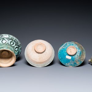 Two turquoise- and black-glazed dishes, three bowls, a jug and a small lion, Raqqa and Nishapur, Middle-East, 12/13th C. and later — photo 7