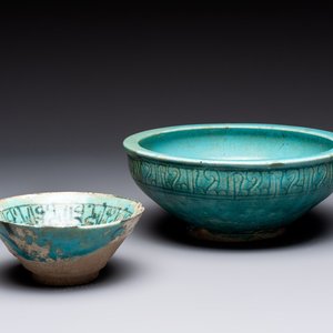 Two turquoise-glazed calligraphic bowls, Kashan, 13/14th C. — photo 1
