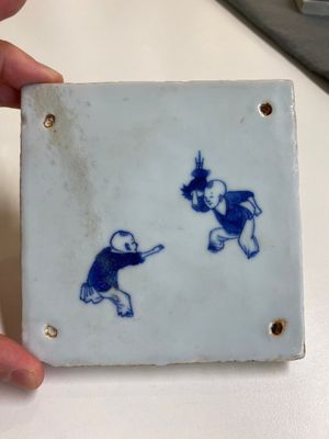 Two very rare Chinese blue and white 'playing boys' tiles, Kangxi — photo 4