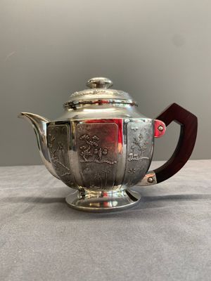 Two Vietnamese silver teapots and a covered sugar bowl, marked Donghung, ca. 1900 — 照片 17