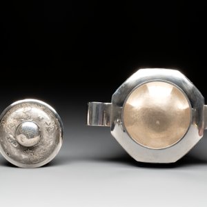Two Vietnamese silver teapots and a covered sugar bowl, marked Donghung, ca. 1900 — 照片 12