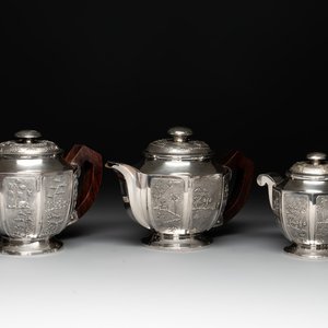 Two Vietnamese silver teapots and a sugar bowl and cover, marked Donghung, ca. 1900 — foto 1