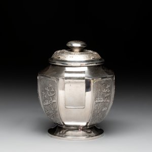 Two Vietnamese silver teapots and a sugar bowl and cover, marked Donghung, ca. 1900 — foto 11