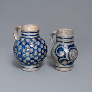 Two Westerwald stoneware jugs, Germany, 17/18th C. — 照片 1
