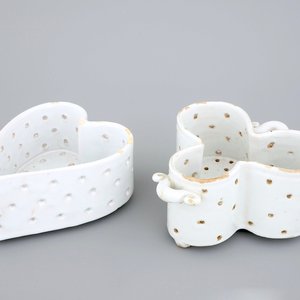 Two white Dutch Delft strainers, heart-shaped and trilobed, 18th C. — 照片 1