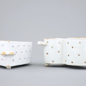 Two white Dutch Delft strainers, heart-shaped and trilobed, 18th C. — 照片 2