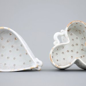 Two white Dutch Delft strainers, heart-shaped and trilobed, 18th C. — 照片 6