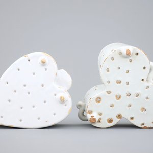 Two white Dutch Delft strainers, heart-shaped and trilobed, 18th C. — 照片 7