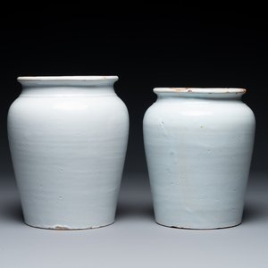 Two white glazed pottery tobacco jars, France, late 18th C. — 照片 1