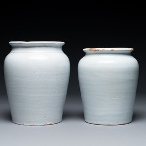 Two white glazed pottery tobacco jars, France, late 18th C. — 照片 2