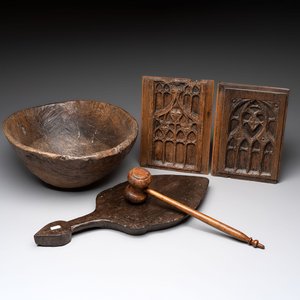 Two wooden Gothic panels, a bowl, board and a gaffel, 15th C. and later — foto 1