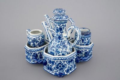 Uitzonderlijk blauw-wit Delfts aardewerk olie- en azijnstel met millefleur decor, 18e eeuw